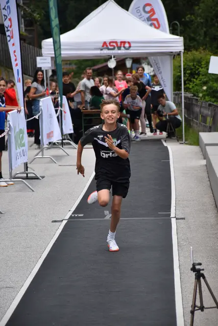 Unter den Anfeuerungsrufen des Publikums gaben die Kids alles.  | Foto: Haun