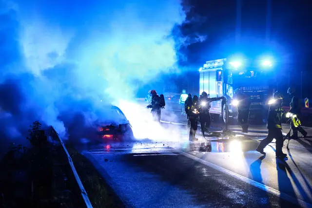 Nicht mehr viel übrig: Ein Pkw brannte auf der A25 bei Weißkirchen komplett aus. | Foto: laumat.at
