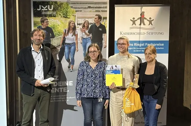 Anna Engleder (2. von rechts) erhielt an der Linzer Kepler Uni einen renommierten Preis. | Foto: Kaiserschild-Stiftung