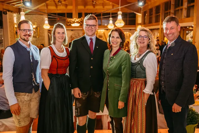 Am Bezirkskongress der Lungauer Volkspartei, 10. Juni 2026, v. li.: Dominik Hinterberger (Bezirksparteiobmann-Stv.), Katharina Bauer (Bezirksparteiobmann-Stv.), Bezirksparteiobmann Maximilian Aigner, Landesparteiobfrau Karoline Edtstadler, Elisabeth Macheiner (Bezirksparteiobmann-Stv.) und Andreas Kaiser (Bezirksparteiobmann-Stv.). | Foto: (c) Salzburger Volkspartei / Horn 