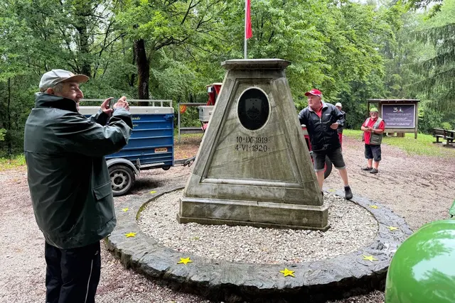 Der Grenzstein wurde nach dem Ersten Weltkrieg errichtet | Foto: Traktorfreunde