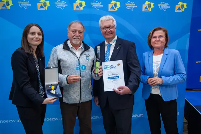 Aus dem Bezirk Horn durfte sich Raimund Hager über eine besondere Ehrung freuen! | Foto: noezsv
