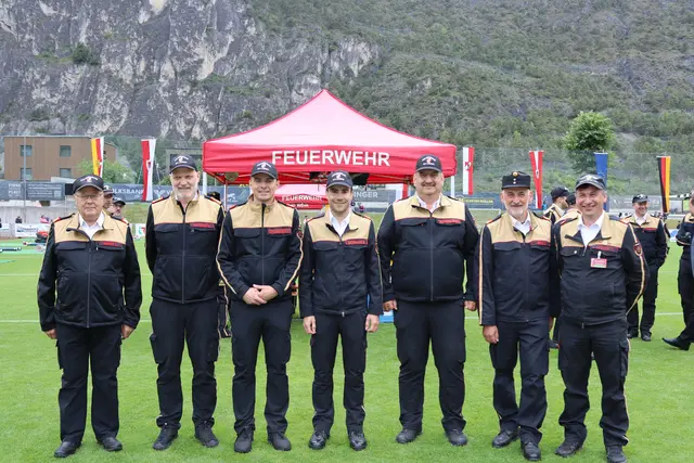 Othmar Weiskopf (früherer FF-Inspektor), Bezirksfeuerwehrinspektor Martin Raffeiner, Bezirksfeuerwehrkommandant Simon Schwendinger, Simon Schranz (Abschnittskommandant Oberes Gericht Prutz), Christian Starjakob (Abschnittskommandant Stanzertal), Hubert Senn (ehemaliger Bezirkskommandant-Stv.) und Thomas Ladner (Bezirksfeuerwehrkommandant-Stellvertreter).  | Foto: Elisabeth Zangerl