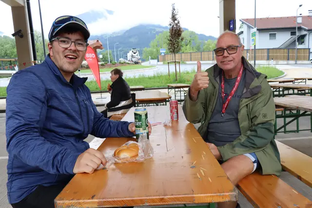 Roland und Gottfried gönnten sich eine Stärkung.  | Foto: Kendlbacher