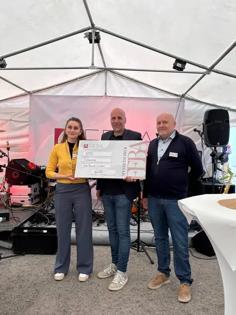 Auch Hermann Katzensteiner bekam für Brand-Laaben 1.000 Euro überreicht. | Foto: Magdalena Deskovic / MeinBezirk