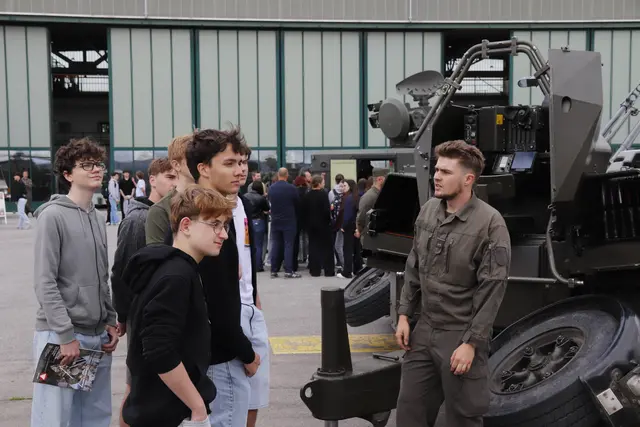 Die seit Jahrzehnten eingesetzte 35mm Zwillingsfliegerabwehrkanone - hier eine alte Version - wird gerade auf den modernsten Stand der Technik gebracht. Im Hintergrund das dazugehörige Feuerleitgerät. | Foto: FOInsp Klaus AIGNER, FlFlATS