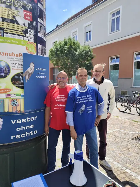 Mit einer Kundgebung vor dem Bezirksgericht Tulln machte der Verein „Väter ohne Rechte“ auf die Situation von Vätern und Kindern nach Trennungen und Scheidungen aufmerksam. | Foto: Sadiki-Peckary
