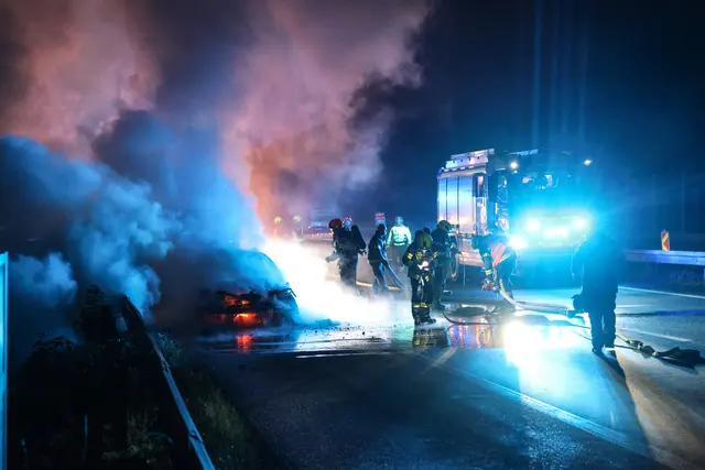Nicht mehr viel übrig: Ein Pkw brannte auf der A25 bei Weißkirchen komplett aus. | Foto: laumat.at