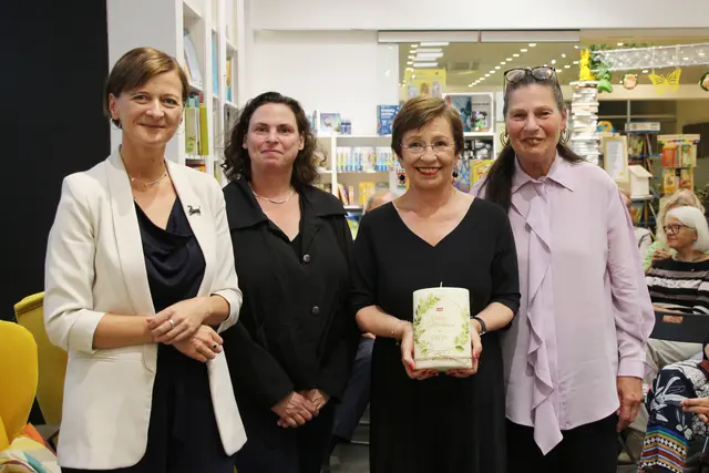 Große Freude bei den Organisatorinnen Sabine Schatz (l.) und Renate Wagner (r.) über die gelungene Charity-Veranstaltung. | Foto: Eckhart Herbe