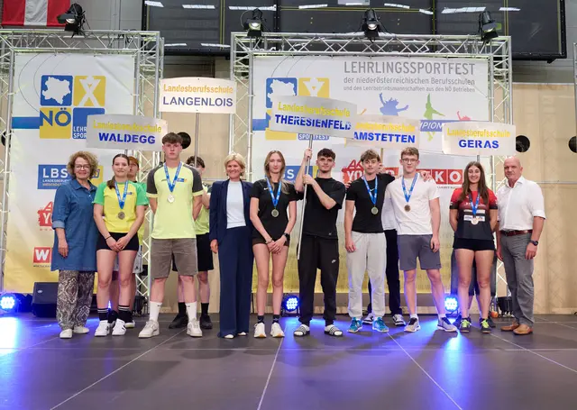 Leichtathletik-Dreikampf Jugend: LR Christiane Teschl-Hofmeister, 2. Platz Vanessa Schneider (LBS Waldegg) und Timo Strohmayer (LBS Langenlois), 1. Platz Emma Freiler (LBS Theresienfeld) und Leon Berger (LBS Amstetten), 3. Platz Dustin Prock (LBS Amstetten) und Josephin Weber (LBS Geras), Alexandra Höfer (WK NÖ Direktor Stellvertreterin), Markus Wieser (AKNÖ Präsident) | Foto: NLK Pfeiffer