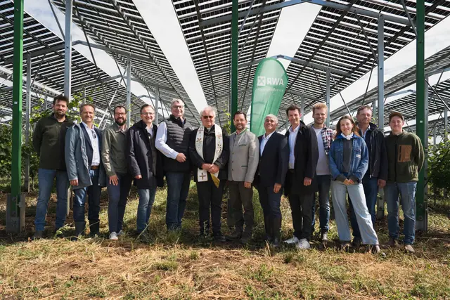 Mathias Schödl (Weingut Schödl), Klemens Neubauer (RWA AG), Sebastian Geer (RWA AG), Oliver Eisenhöld (RWA AG), Reinhard Zöchmann (Weinbauverband NÖ), Pfarrvikar Leszek Bednarczyk, VD Christoph Metzker (RWA AG), Elmar Schöberl (Bürgermeister Zistersdorf), Abgeordneter zum NÖ Landtag René Lobner (ÖVP), Hannes Schweighofer (Weingut Schweighofer), Viktoria Schödl (Weingut Schödl), Herbert Schödl (Weingut Schödl), Leonhard Schödl (Weingut Schödl) | Foto: RWA
