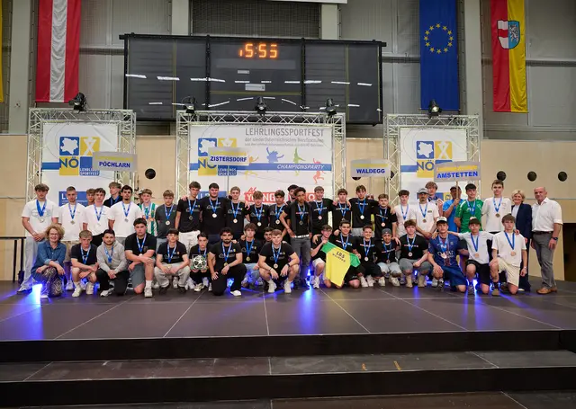 LR Christiane Teschl-Hofmeister, 2. Platz LBS Pöchlarn , 1. Platz LBS Zistersdorf, 3. Platz LBS Waldegg, 4. Platz LBS Amstetten, Alexandra Höfer (WK NÖ Direktor Stellvertreterin), Markus Wieser (AKNÖ Präsident) | Foto: NLK Pfeiffer