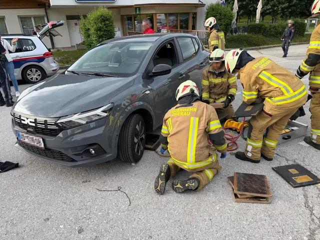 Bei einem Verkehrsunfall auf einem Parkplatz in Oberau wurde ein 16-jähriger Mopedfahrer schwer verletzt. | Foto: ZOOM.TIROL