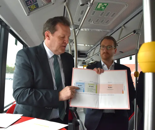 LR Zumtobel rechnet vor, wie viel ein Lkw auf der Fahrt zwischen Deutschland, Österreich und Italien bezahlt.  | Foto: Barbara Fluckinger