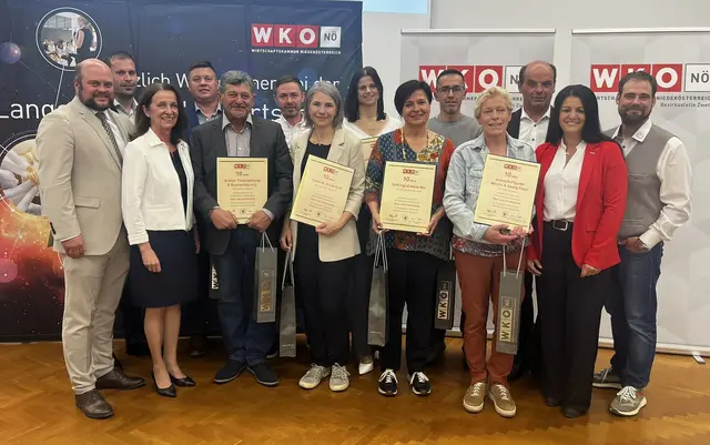 Bezirkshauptmann-Stv. Christoph Prinz, Michael Kitzler (H&amp;K Holzbau GmbH), Bezirksstellenobfrau Anne Blauensteiner, Christian Hackl (H&amp;K Holzbau GmbH), Josef Kramer, Rene Röhrnbacher, Karoline Grill, Daniela Bauer, Ingrid Stift, Markus Bauer, Kerstin Flöck, Günther Ponstingl, Bezirksvorsitzende Frau in der Wirtschaft Dagmar Zinner, Bezirksvorsitzender der Jungen Wirtschaft Lukas Karl (v.l.). | Foto: WK Zwettl
