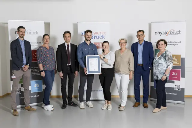 Erfolgreiches Team: Michael Senft, Alexandra Stiegner, Stadtwerke-Geschäftsführer Robert Migglautsch, Oliver Wohlmuth, Katja Winkler, Silvia Wolfsteiner, Stadtwerke-Geschäftsführer Markus Badent und Sabine Lechner-Höfer. | Foto: Martin Meieregger