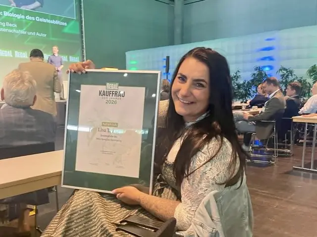 Lisa Tavare mit ihrer Auszeichnung "Kauffrau des Jahres 2026" bei der Verleihung in Wien. 