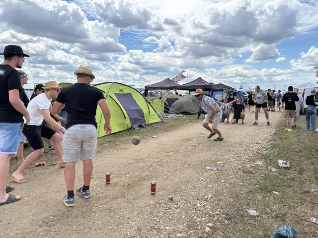 Ein möglicher Zeitvertreib: Flunkyball ist besonders beliebt unter den Festivalbesucherinnen und -besucher. | Foto: Jennifer Flechl / MeinBezirk