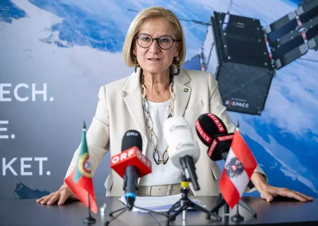 „Heute wird in Österreich Raumfahrtgeschichte geschrieben und Niederösterreich greift dabei nach den Sternen“, betont Landeshauptfrau Johanna Mikl-Leitner.  | Foto: NLK Khittl