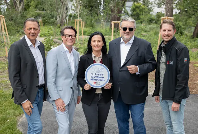 v.l.: Bezirksvorsteher Thomas Steinhart, Klimastadtrat Jürgen Czernohorszky, Bezirksvorsteher-Vize Ramona Miletic, Sporttstadtrat Peter Hacker (alle SPÖ) mit einem Mitarbeiter der Stadt auf der umgestalteten Grünfläche.  | Foto: Sade Jerabek/MeinBezirk