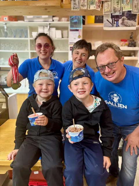 Manuela, Monika und Bruno Toifl liesen Matthias und Maximilian das Eis verkosten. | Foto: Markus Kahrer