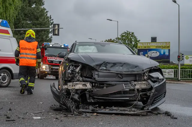Aus bislang unbekannter Ursache waren im Kreuzungsbereich zwei Pkw miteinander kollidiert.  | Foto: Team Fotokerschi