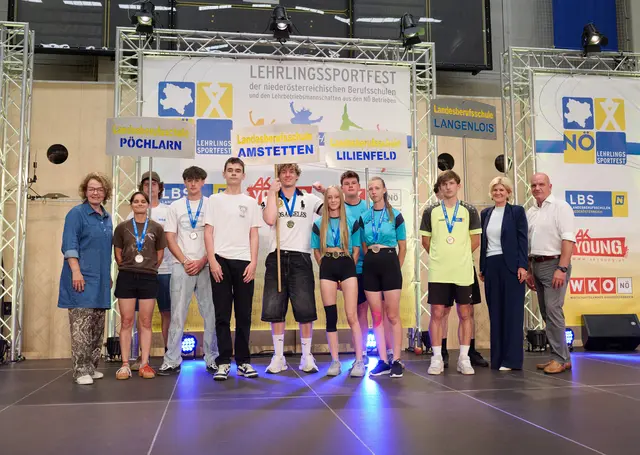 Leichtathletik-Dreikampf Junioren: LR Christiane Teschl-Hofmeister, 2. Platz Michelle Florea (LBS Pöchlarn) und Elias Pöhacker (LBS Pöchlarn), 1. Platz Philipp Rudolf (LBS Amstetten) und Lara Schenk (LBS Lilienfeld), 3. Platz Julia Denk (LBS Lilienfeld) und Rudolf Pirkner (LBS Langenlois), Alexandra Höfer (WK NÖ Direktor Stellvertreterin), Markus Wieser (AKNÖ Präsident) | Foto: NLK Pfeiffer