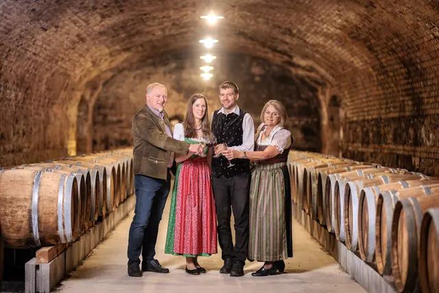 Familie Wertek im Weinkeller. | Foto: Weingut Schlossberg