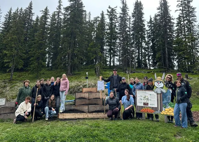 Schülerinnen der Fachschule für Land- und Ernährungswirtschaft Gröbming bepflanzen gemeinsam mit Erdäpfelbotschafterin Ulrike Haunschmid die Erdäpfelpyramide auf der Planai. | Foto: Anna Keinprecht