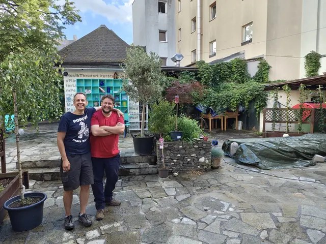 Das Brüderpaar Georg und Jan Peters beleben wieder das Café im Kulturhof.  | Foto: Privat