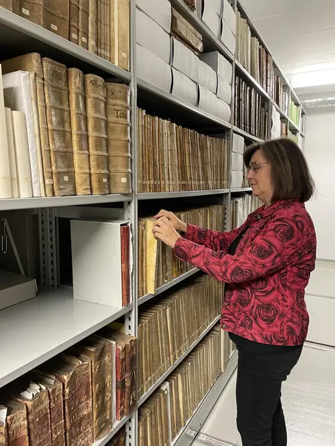 Ein Ort, an dem das Wissen und die historischen Schätze aus den vergangenen Jahrhunderten rund um die Geschichte der Stadt aufbewahrt werden. Im Bild: Sabine Veits-Falk, Leiterin des Hauses der Stadtgeschichte.  | Foto: Lisa Gold