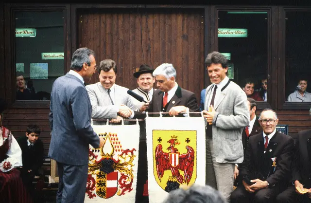 Partnerschaftsgründung mit Wappenaustausch vor 40 Jahren. | Foto: Gemeinde Gnesau