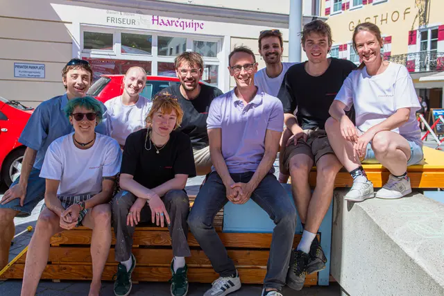 Das Projektteam und Bürgermeister Günter Salchner nahmen die neu gestalteten Sitzgelegenheiten gleich selbst in Beschlag. | Foto: Elias Wassermann