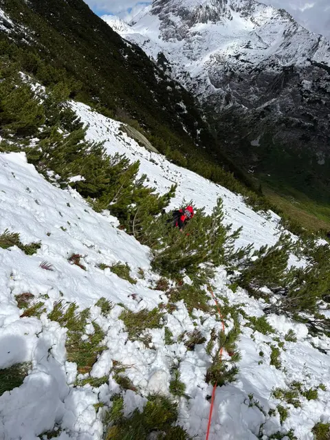 Die schwierigen Bedingungen durch Schnee und Nässe wurden zwei deutschen Wanderern am Geiskopf zum Verhängnis. Nach einem rund 40 Meter langen Absturz in steilem Gelände mussten sie gemeinsam mit ihrem Hund von Rettungskräften und Hubschraubern geborgen werden. | Foto: zoom.tirol