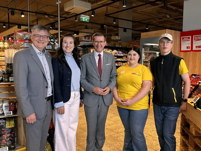 Billa-Vertriebsdirektor Thomas Steingruber, Vertriebsmanagerin Petra Spanlang, Landesrat Markus Achleitner und die Lehrlinge Marie und Robert. | Foto: MeinBezirk