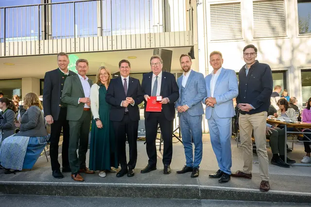 Thalheims Bürgermeister Christian Haagen (ÖVP), die Welser Vizebürgermeister Gerhard Kroiß, und Christa Raggl-Mühlberger mit Bürgermeister Andreas Rabl (alle FPÖ) sowie dem ehemaligen Amtskollegen Andreas Stockinger, dem Welser Stadtrat Martin Oberndorfer (ÖVP), Vizebürgermeister Klaus Schinninger und Stadtrat Stefan Ganzert (alle SPÖ). | Foto: Stadt Wels