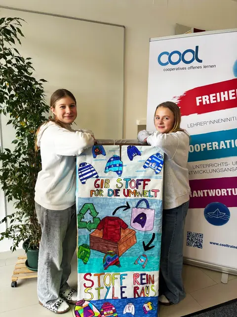 Die Kleiderspendentonne stand im Schulflur.  | Foto: Mittelschule Arnoldstein