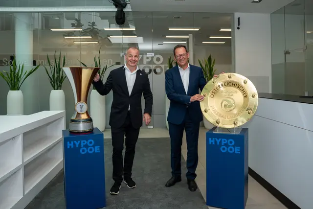 LASK-CEO Siegmund Gruber und Klaus Kumpfmüller präsentierten in Linz die beiden Trophäen der Linzer Athletiker. | Foto: LASK