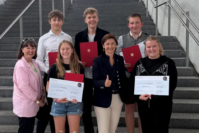 Landeshauptfrau-Stellvertreterin Marlene Svazek (3. v. re.) und Marietta Oberrauch (li., akzente Salzburg) mit Salzburger Teilnehmenden des Bundesredewettbewerbs, v. li.: Simon Embacher, Mia Uhlir, Erik Pfisterer, Kilian Steer und Zoe Palfinger. | Foto: Land Salzburg/Büro Svazek