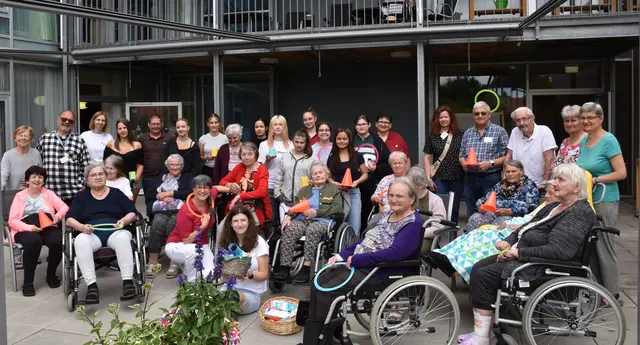 Gruppenbild der Bewohner, Schüler, Lehrer und Mitarbeiter beim gemeinsamen Abschlussfest | Foto: PBZ Waidhofen/Thaya