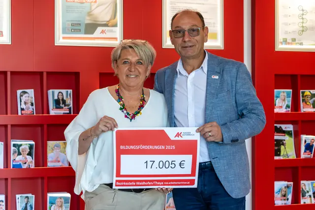 AK-Bezirksstellenleiterin Sabine Draxler und AKNÖ-Vizepräsident Gerhard Seban | Foto: AKNÖ
