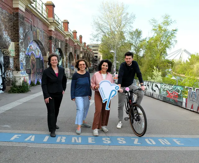 v. l.: Geschäftsführerin der Mobilitätsagentur Wien, Petra Jens; Fußgängerbeauftragte der Stadt Wien, Cornelia Ehmayer-Rosinak; Bezirkschefin Saya Ahmad und Christian Sapetschnig, Stellvertreter der Bezirksvorsteherin (beide SPÖ) in der Fairnesszone am Donaukanal. (Archiv) | Foto: BV 9