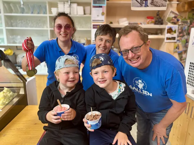 Manuela, Monika und Bruno Toifl liesen Matthias und Maximilian das Eis verkosten. | Foto: Markus Kahrer