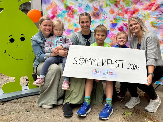 GiZ-Leiterin Sandra Fasching und Lisa Schmied mit Kindern und Eltern. | Foto: Markus Kahrer