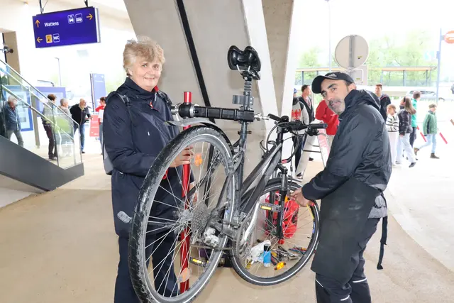 Ingrid aus Wattens nutzte die Gelegenheit und ließ ihr Fahrrad vor Ort fachgerecht für die kommende Saison aufbereiten. | Foto: Kendlbacher