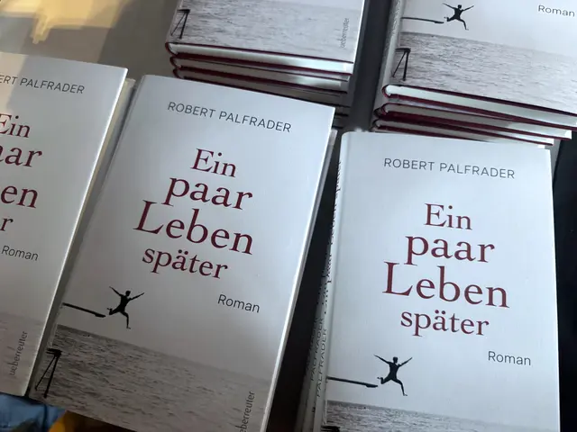 Mit Ein paar Leben später legte Robert Palfrader ein Romandebüt vor, in dem familiäre Überlieferungen und literarische Fiktion miteinander verwoben werden.