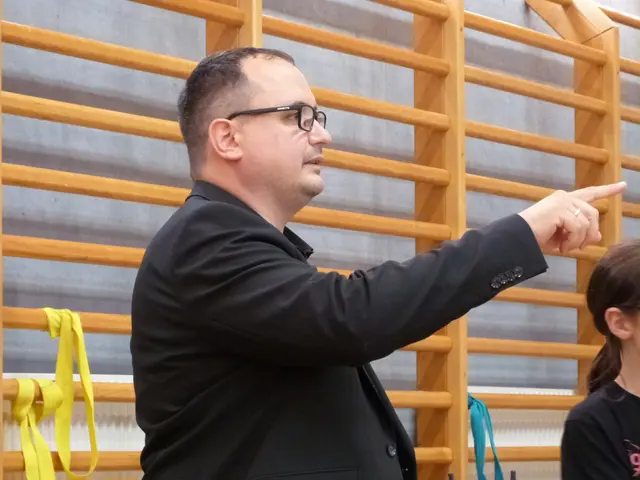 Márton Ilyés, der als Musik- und Orchesterlehrer die Theatergruppe leitete, begleitete die Aufführung zudem live und verlieh dem Abend damit eine ganz besondere musikalische Note. | Foto: Vanessa Wittmann