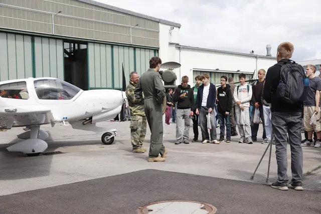 Links das Schulflugzeug von Diamond Aircraft, hergestellt in Wiener Neustadt. Im Hintergrund sieht man die Radarantennen des Feuerleitgerätes 98 der bodengebundenen Luftabwehr. | Foto: FOInsp Klaus AIGNER, FlFlATS