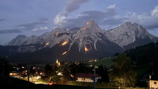 Beeindruckend: Die Sonnwendfeuer in der Tiroler Zugspitz Arena muss man gesehen haben. | Foto: Archiv: MeinBezirk/Günther Reichel