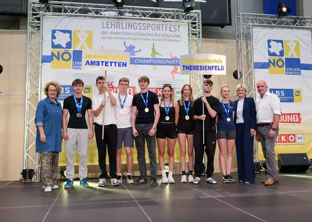 Laufen Jugend: LR Christiane Teschl-Hofmeister, Leon Berger (2. Platz, LBS Amstetten), Dustin Prock (3. Platz, LBS Amstetten), Lina Drexler (2. Platz), Emma Freiler (1. Platz, LBS Theresienfeld), Sara Crnogorvecic (3. Platz, LBS Theresienfeld), Alexandra Höfer (WK NÖ Direktor Stellvertreterin), Markus Wieser (AKNÖ Präsident) | Foto: NLK Pfeiffer